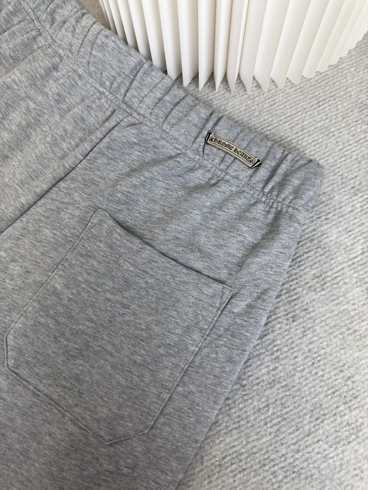P290 Chrome Hearts floral gray Sanskrit logo shorts. Authentic version - physical counter - top luxury quality. 🆚Instant sale of all versions on the market. Custom dyed floral gray fabric according to YB. The price of floral gray fabric is extremely high. There is no stock in the market. The embroidery uses imported embroidery. Customized scroll hardware and accessories. Size S M L